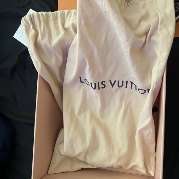 Louis Vuitton - Picture 3 of 8